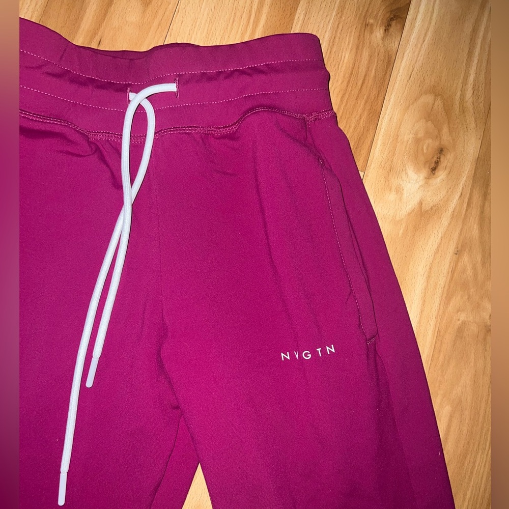NVGTN Joggers XS Magenta colored. Front pockets.